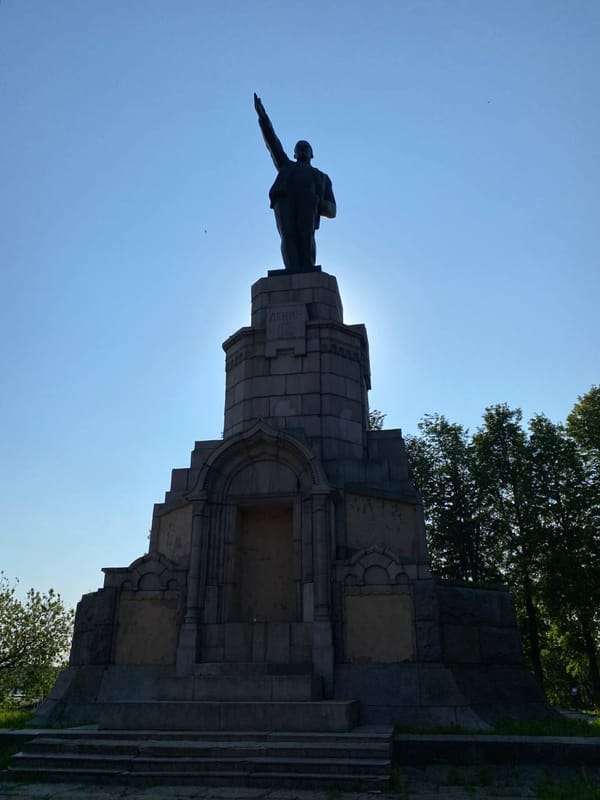 Памятник Ленину в Костроме, установленный на постаменте памятника 300-летию Дома Романовых