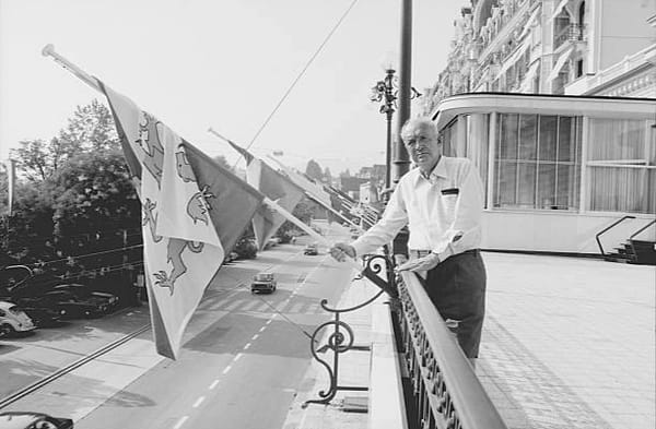 Владимир Набоков на террасе роскошного отеля Монтре палас на берегу Женевского озера, 1970 год
