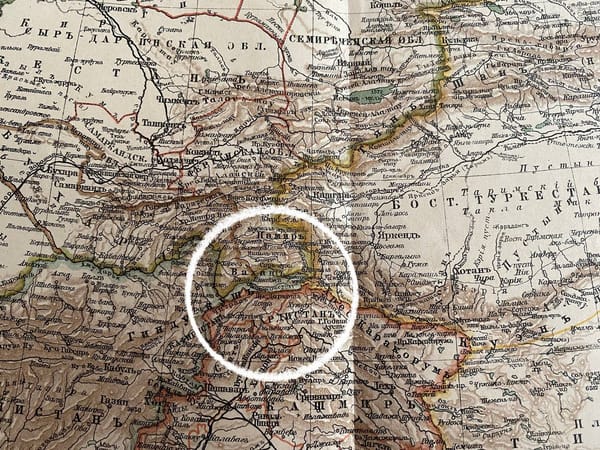 Границы России - Ферганская область, Китая - Кашгария и Британских владений - Дардистан сошлись на коротком участке между Гиндукушем и хребтом Каракорум