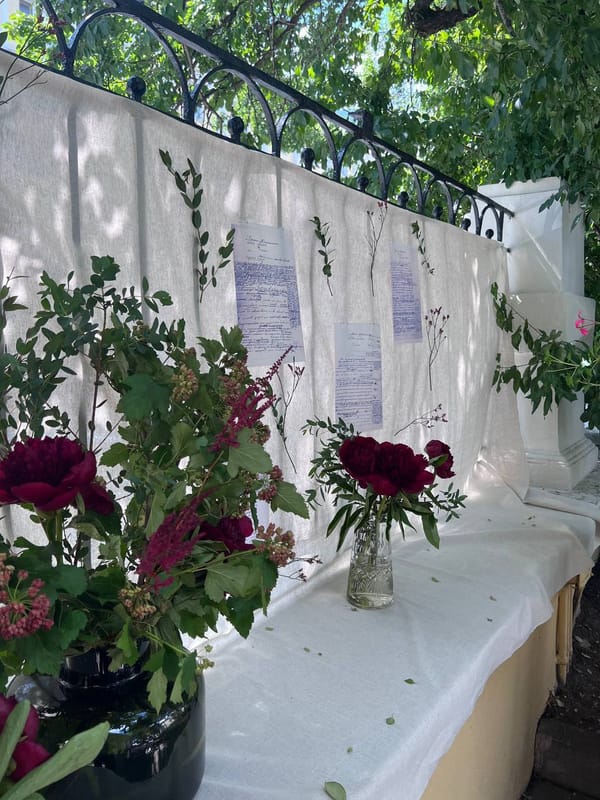 Почему на заборчике городской дворянской усадьбы Хрущёвых-Селезнёвых размещены копии рукописи "Анны Карениной"?