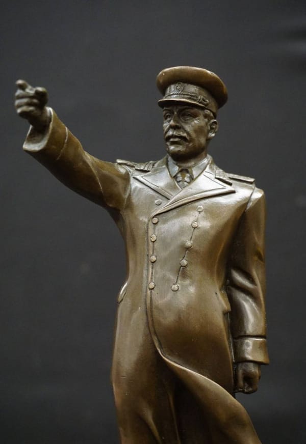 С этим Сталиным что-то не то...