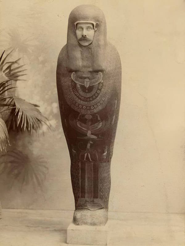Эрцгерцог Франц-Фердинанд примеряет наряд царя Египта, 1894 год
