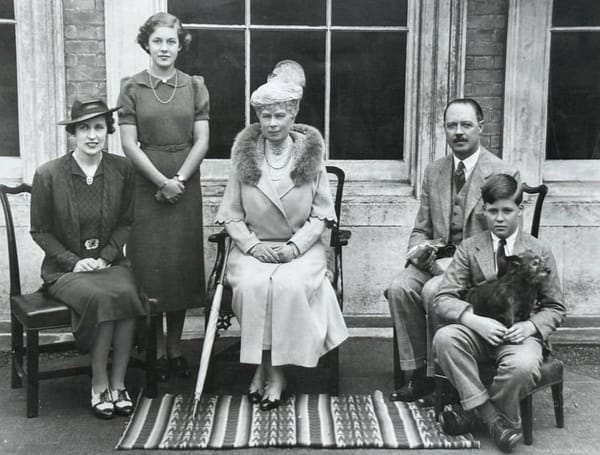 Брат принцессы Дианы Чарльз Спенсер поделился фотографией из семейного архива, на которой запечатлена королева Мария Текская в окружении семейства Спенсоров во время ее визита в их родовое поместье Алтроп хаус