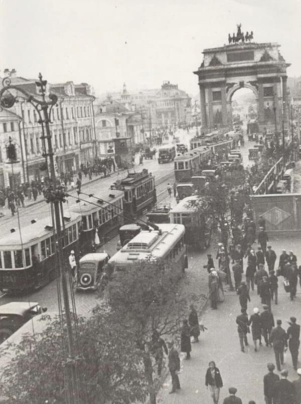 Каменная Триумфальная арка на улице Горького в Москве в 1930-е годы.