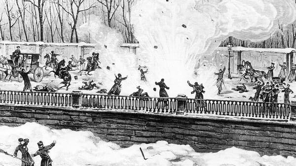 13 марта 1881 года на набережной Екатерининского канала (ныне Грибоедова) был смертельно ранен бомбой Александр II