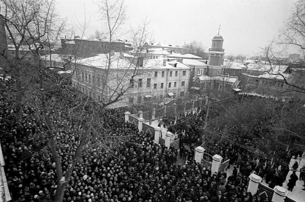 Возле Московской соборной мечети в день Курбан-байрама, 1971 год