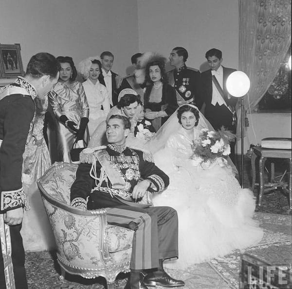 В 1948 году недавно разведённый шах Ирана Мохаммед Реза Пехлеви по фотографии влюбляется в 16-летнюю выпускницу Института благородных девиц в Швейцарии — Сарайю Бахтиари