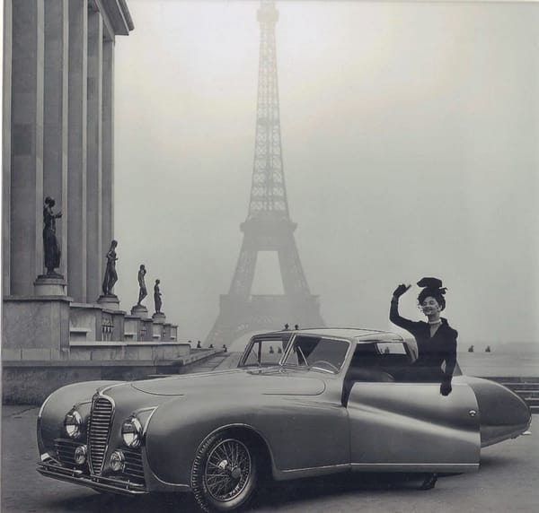 Фотография «Автомобиль Delahaye 175S Aerodynamic Coupe и модель в наряде от французского дизайнера Jacques Fath», 1947