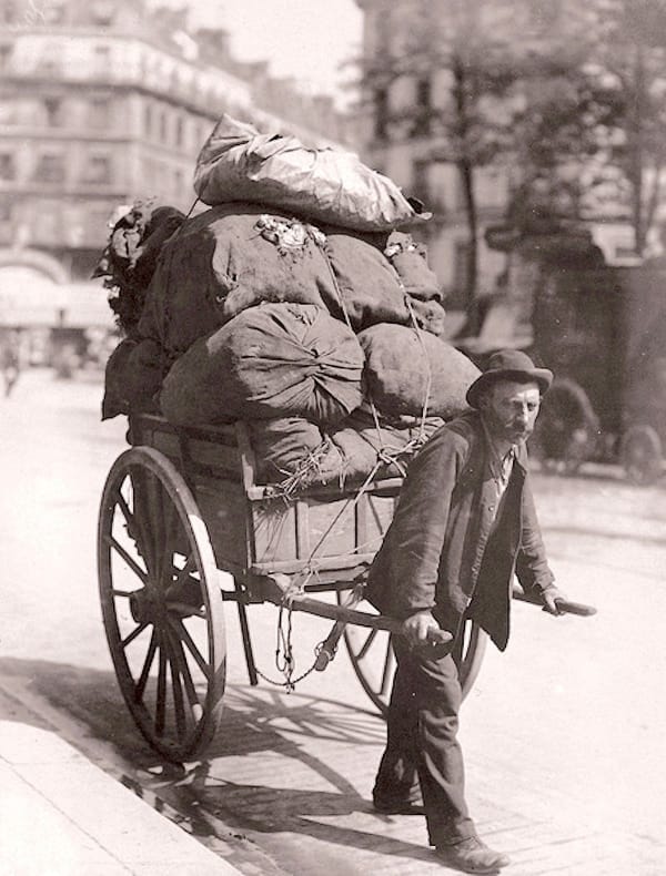 На фото тряпичник в Париже, 1899 г