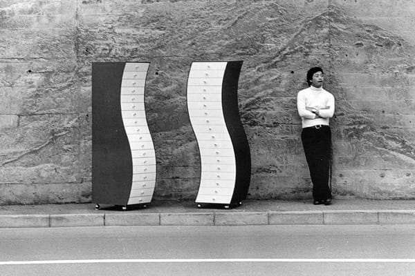 Волнообразные комоды «Drawer in an Irregular Form» (1977) Благодаря этой работе японский дизайнер Широ Курамата прославился на весь мир