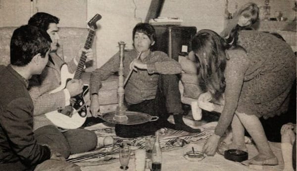 Пол Маккартни курит кальян в Тегеране, 1968 год
