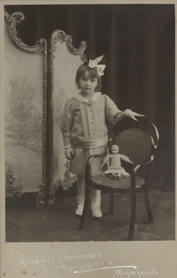 Девочка с куклой, 1915