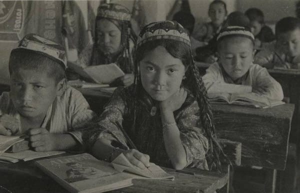 В школе колхоза имени Карла Маркса в Узбекистане, 1930-е годы