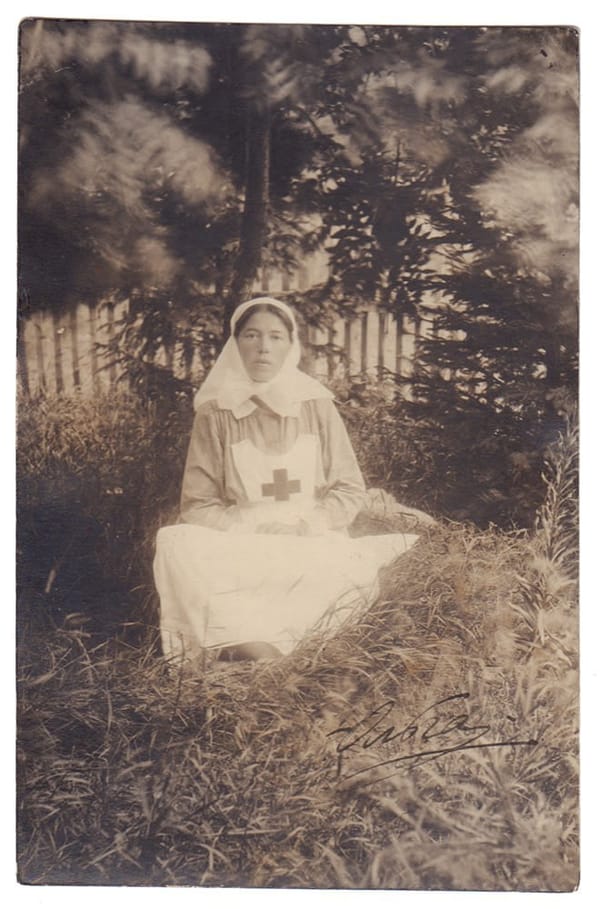 Открытка с автографом "Великая княгиня Ольга Александровна в саду", 1915