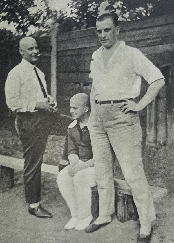 Маяковский, Родченко и Шкловский в саду в Гендриковом переулке, 1926
