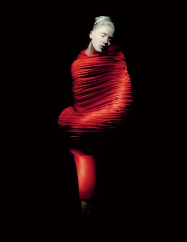 Работы японского дизайнера Рэй Кавакубо для модного дома Comme des Garçons, представленные на выставке The Art of the In-Between в ММoА в 2017 году