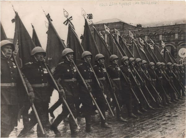 [НАШЕ ДЕЛО ПРАВОЕ - МЫ ПОБЕДИЛИ] Фотография Парада Победы 24 июня 1945 г