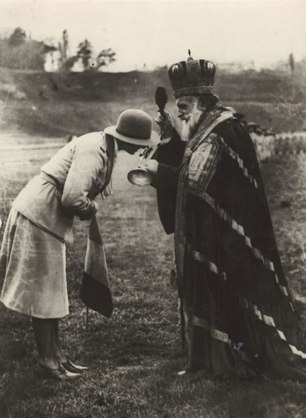 Фотография «Илеана Румынская получает благословение», 1932