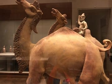 Полихромные керамические верблюды: бактрианы и дромедары