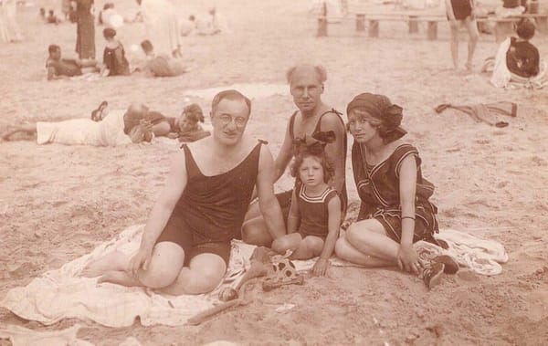 На фотографии Андрей Белый (в центре) запечатлен вместе с Соломоном Гитмановичем Каплуном, его женой Амалией Моисеевной и их дочерью
