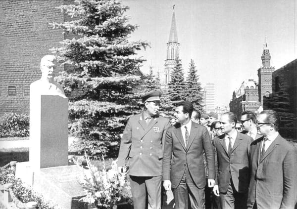 Саддам Хусейн у могилы Сталина в 1972 году