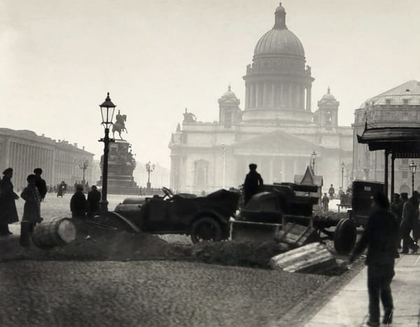 Баррикады в Петрограде на Исааковской площади в дни Октября / фот
