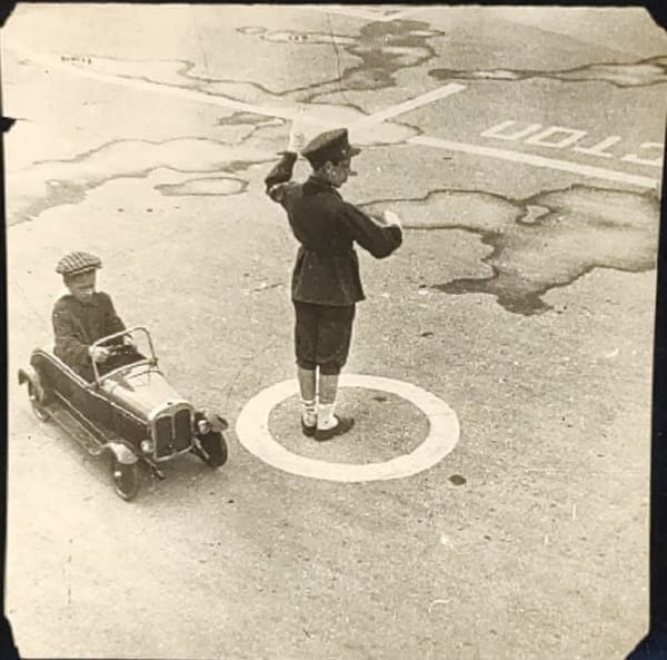 Фотография "Регулировщик", 1930-1940