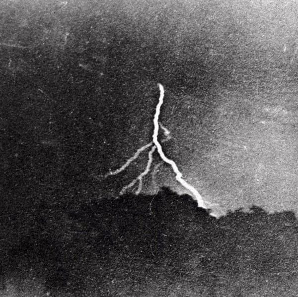 В сентябре 1882 года фотограф из Филадельфии Уильям Дженнингс впервые запечатлел удар молнии на камеру