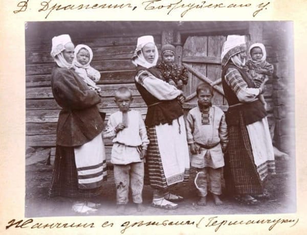 Белорусские женщины с детьми в вышиванках