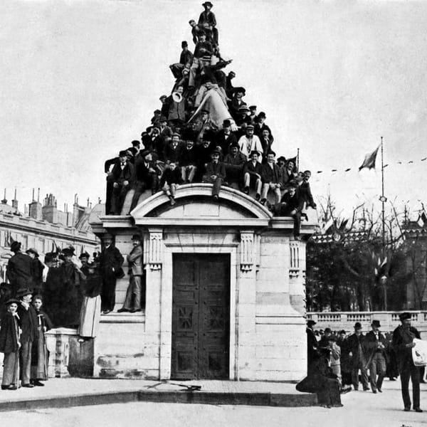 Парижане в ожидании императора Николая II и императрицы Александры, 1896