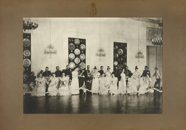 Фотография бала «Empire» у Великого князя Сергея Александровича и Великой княгини Елизаветы Федоровны в Генерал-Губернаторском доме в Москве