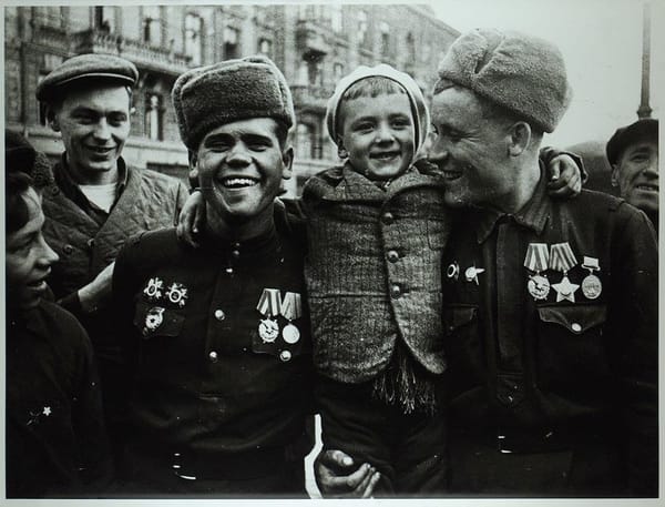 Советские солдаты с ребенком в освобожденной Одессе