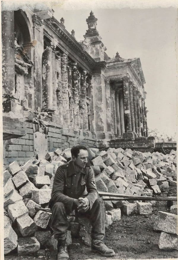 Солдат у поверженного Рейхстага, 1945