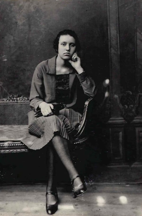 Кабинетная фотография молодой девушки, 1920-1930-е гг