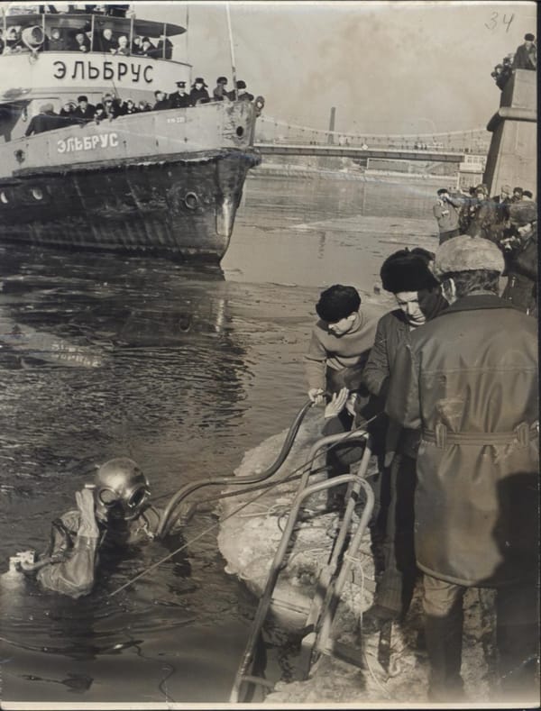 Показательные работы водолазов в парке Горького, 1977 год
