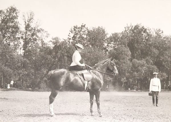 Императрица Александра Федоровна верхом, 1903