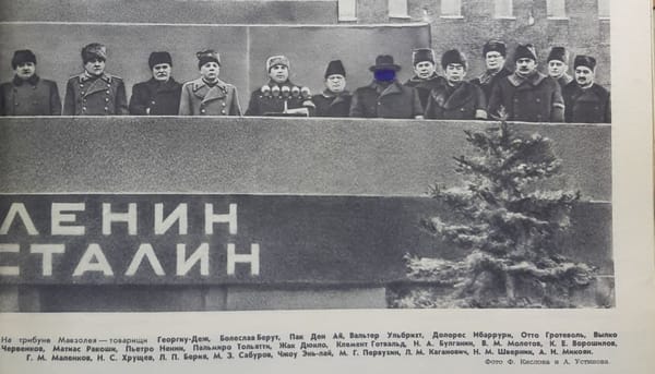 Кому-то неугодный, с закрашенным лицом, Лаврентий Берия на похоронах Иосифа Сталина