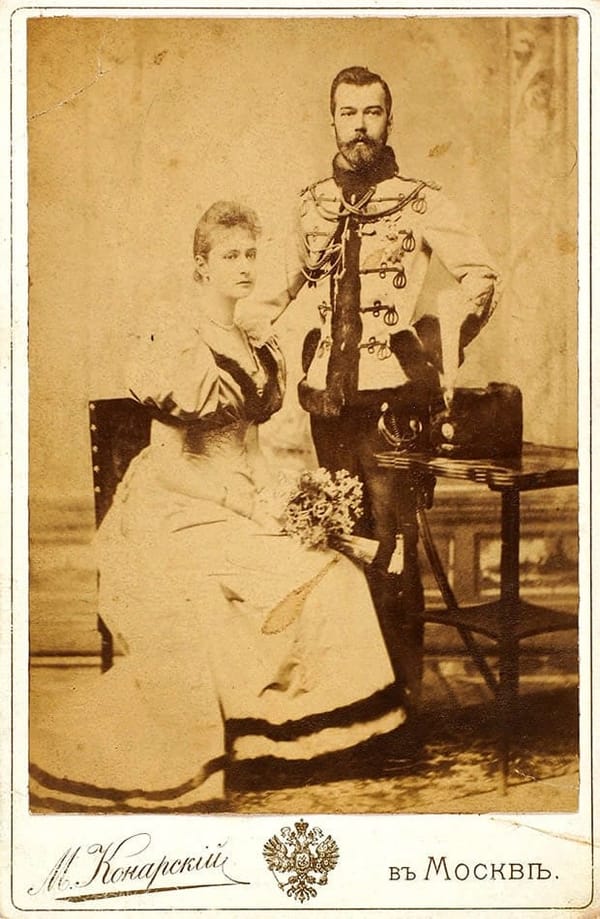 Кабинетная фотография: император Николай II и императрица Александра Федоровна / фот