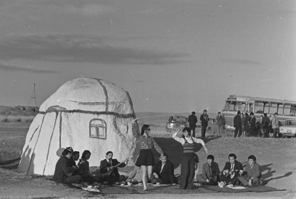 Казахский праздник с танцами и народной музыкой