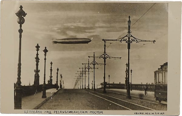 Фотооткрытка дирижабль "граф Цепелин" над Республиканским (Дворцовым) мостом