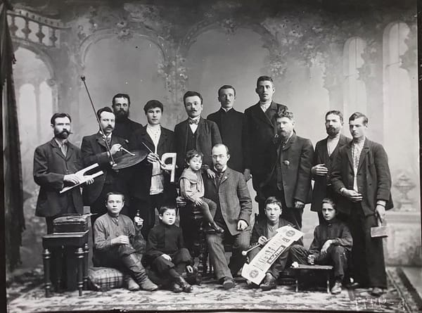 Владельцы фотомастерской Жукова и Шапиро с мастерами и художниками в доме 12/18 на углу Морской улицы и Невского проспекта, 1901