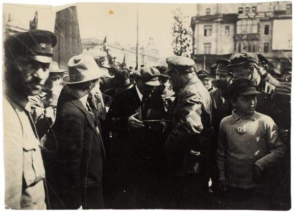 Ленин подписывает доску на закладке памятника К