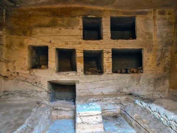 Египетская экспедиция вскрыла восемнадцать гробниц под Александрией, на памятнике Марина эль-Аламейн
