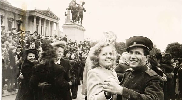 На улицах Вены в День Победы, 9 мая 1945 г