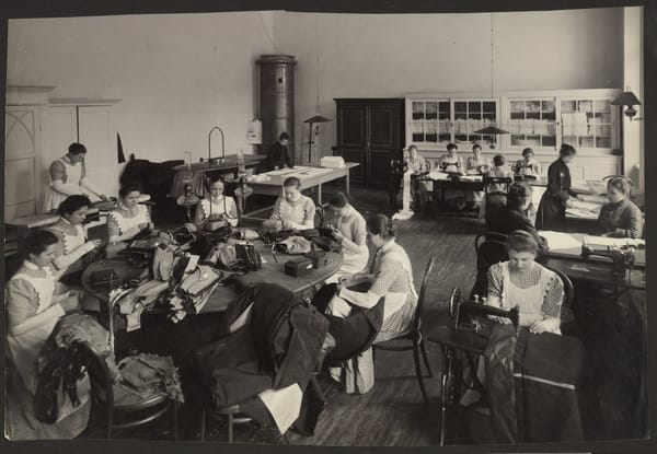 Урок шитья в Смольном институте, фотограф Карл Булла, до 1917
