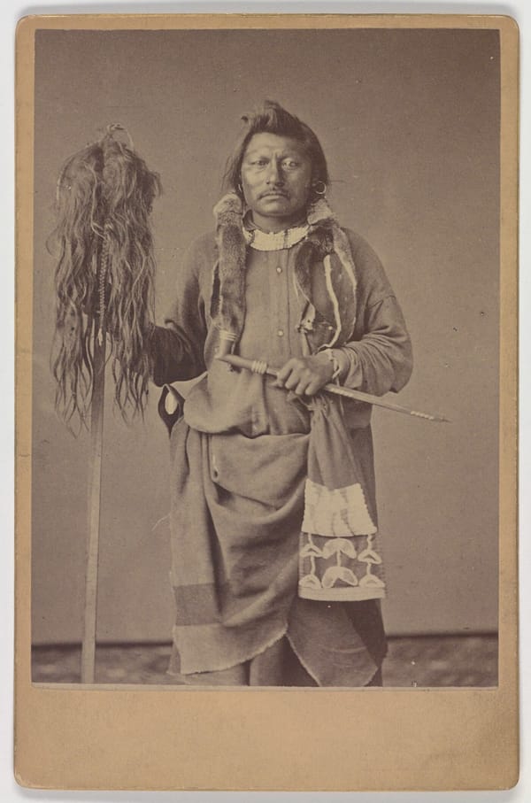 Портрет индейца, держащего скальп, Техас, 1880-1895