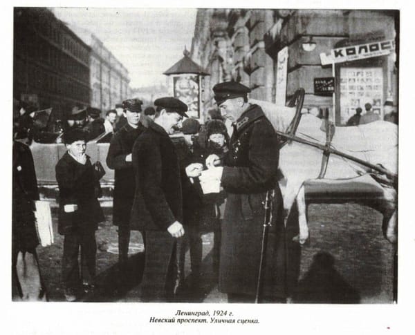 Уличная сценка на Невском проспекте в 1924 году, фотография из журнала Родина №7 за 1994 год