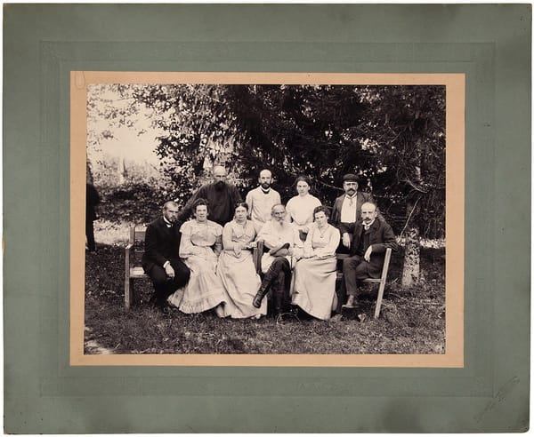 Семейная фотография Льва Толстого в день его 75-летия, 1903