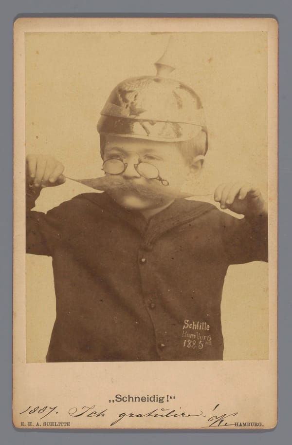 Портрет мальчика в шлеме, очках и усах на липучке, 1885- 1887 гг