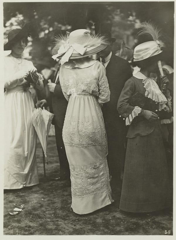 Три дамы на ипподроме Лоншан во время скачек в Булонском лесу, 1912